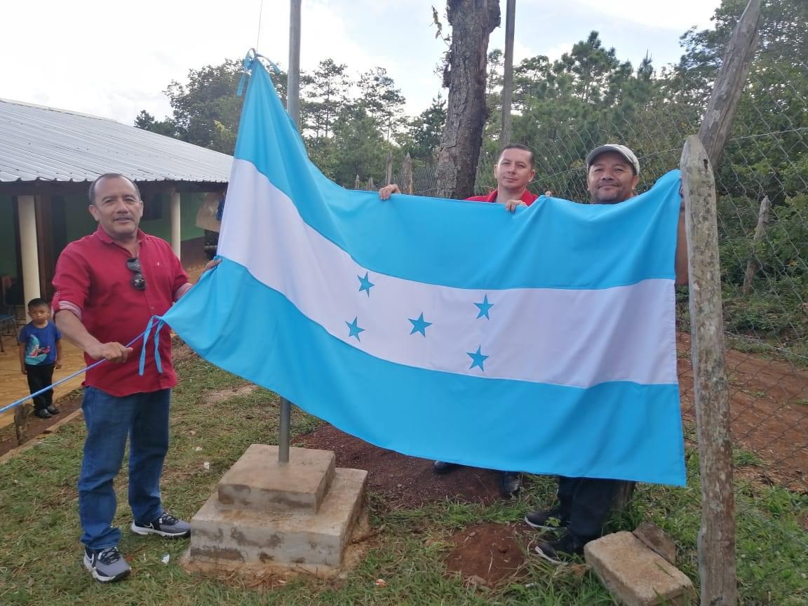 Secretaría de Educación entrega banderas a centros educativos 